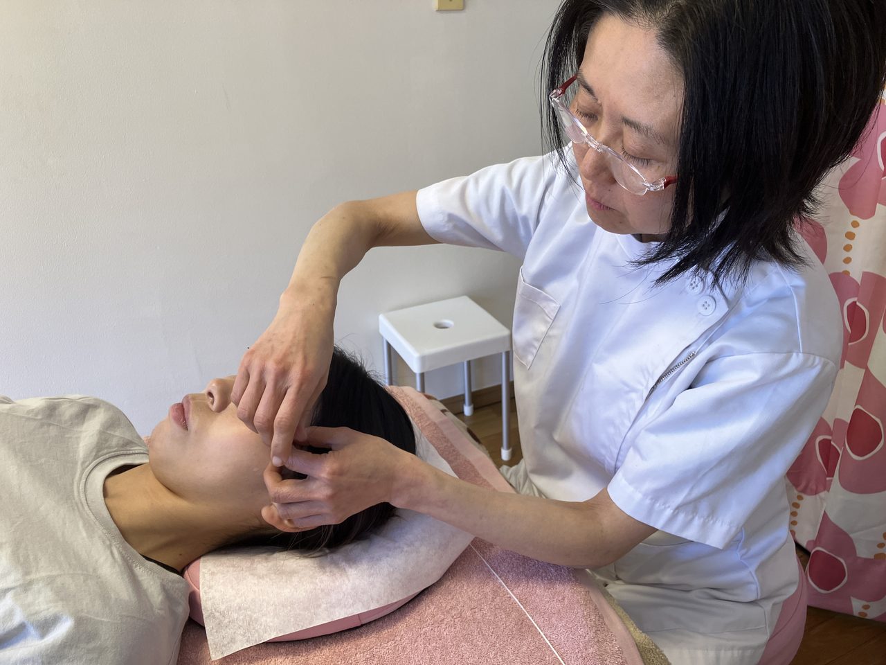 婦人科系のお悩みに対する施術の様子