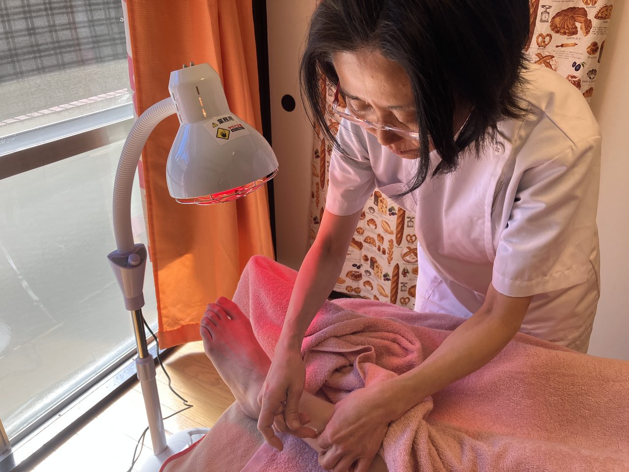 足・脚の慢性症状への施術の様子