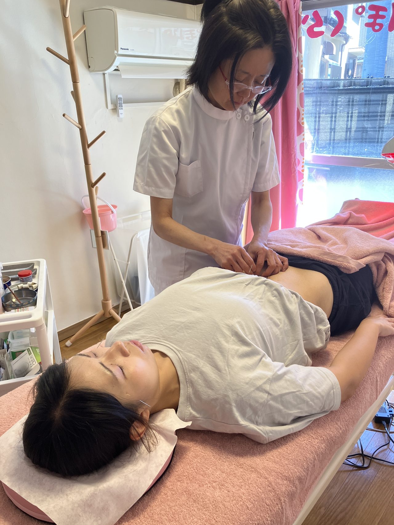 腰・肩・背中の慢性症状への施術の様子
