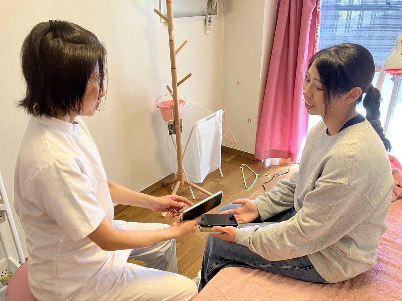 お会計とご案内の様子
