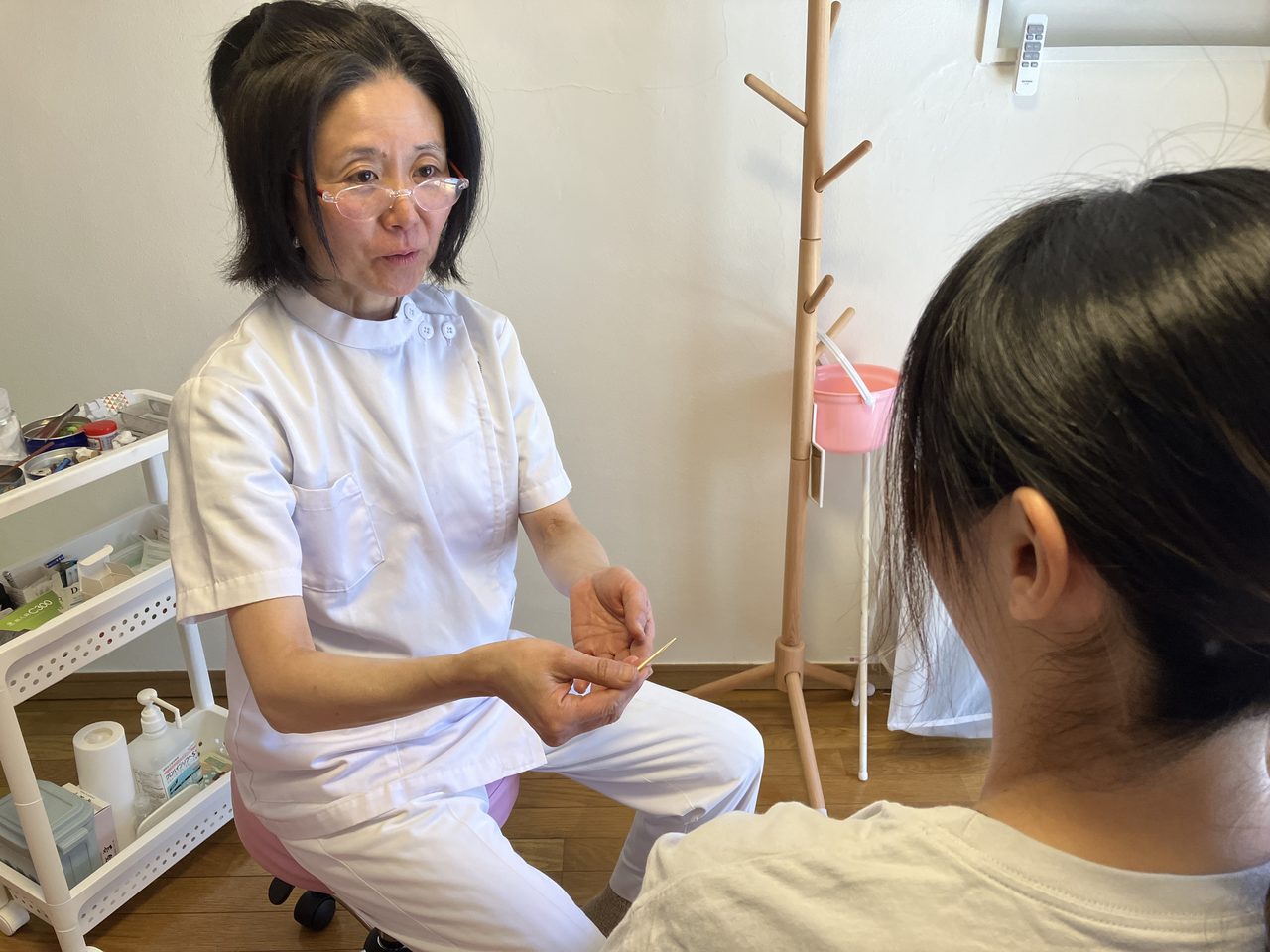 施術前に実際の鍼をお見せして説明する小川院長